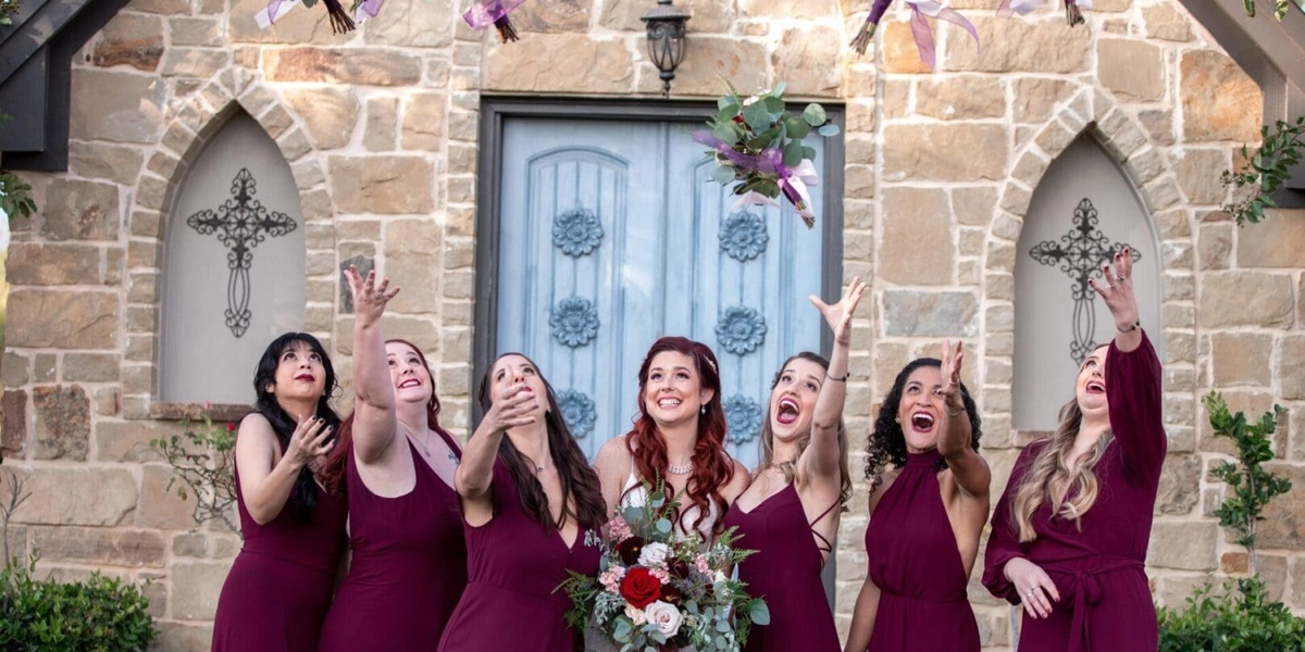 Bridal party at Thistlewood Manor & Gardens near San Antonio