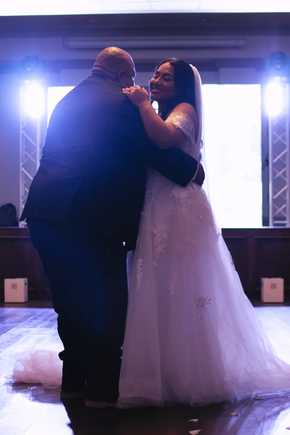 La novia baila con su papá durante la recepción en el Phoenician Ballroom Event Center en San Antonio
