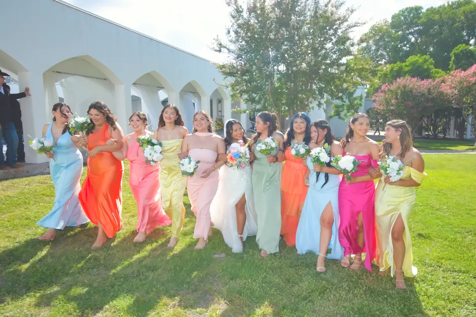 Damas de honor con vestidos de colores pastel en el jardín en el Phoenician Ballroom Event Center en San Antonio