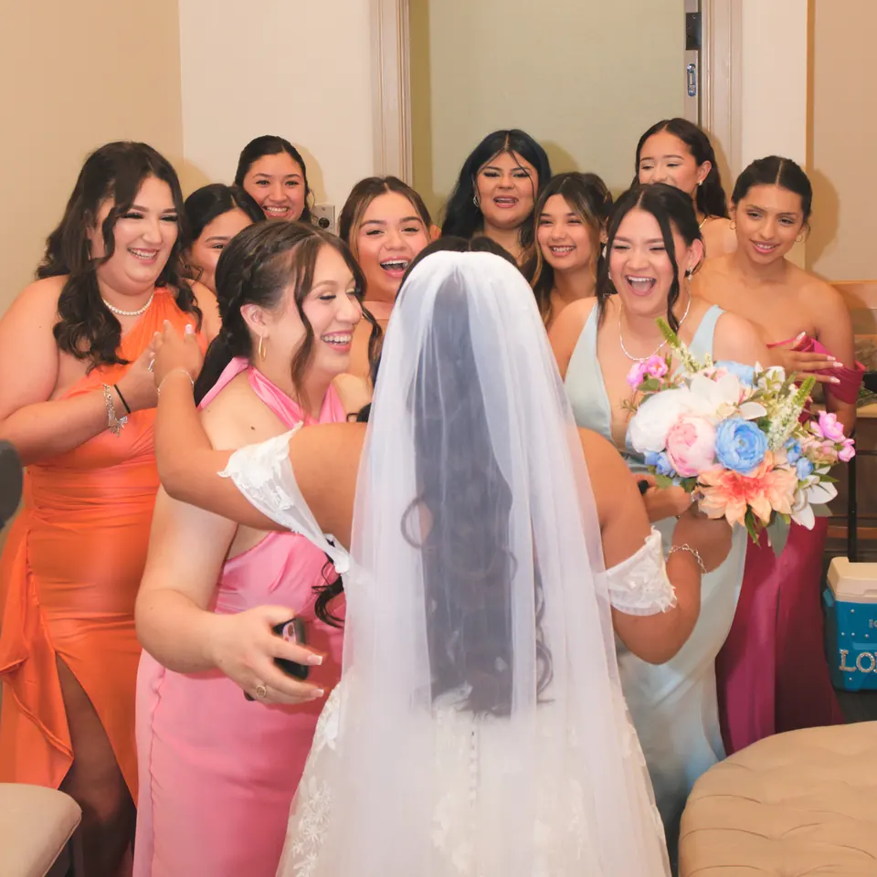 Damas de honor emocionadas al ver a la novia por primera vez en el Phoenician Ballroom Event Center en San Antonio