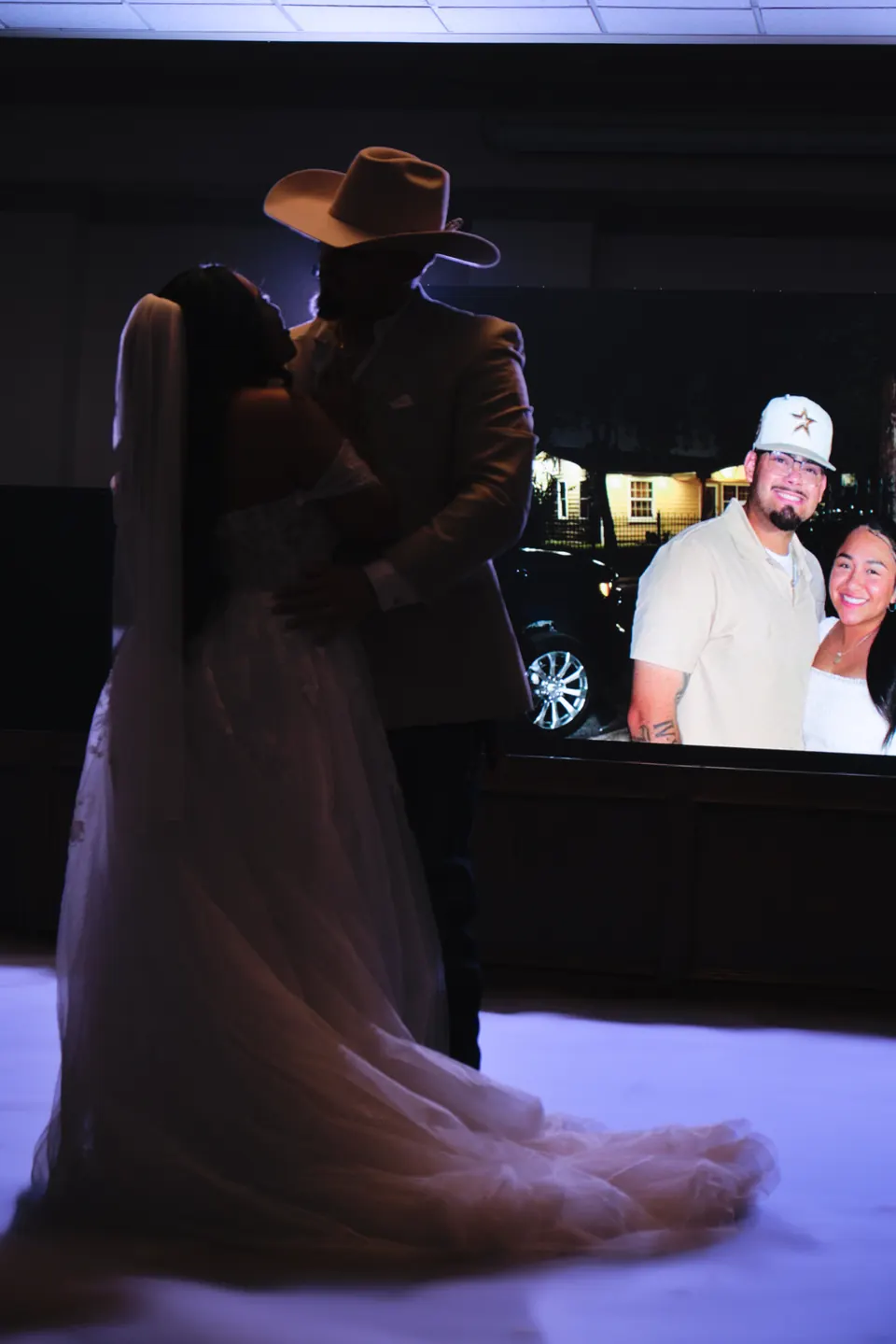 Silueta de los novios durante su primer baile en el Phoenician Ballroom Event Center en San Antonio